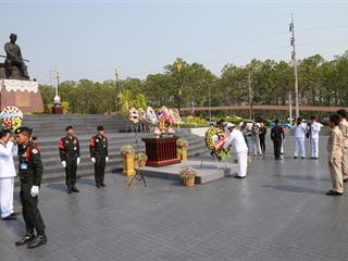 มหาวิทยาลัยพะเยา,นำโดย,ศาสตราจารย์พิเศษ,ดร.มณฑล,สงวนเสริมศรี,อธิการบดีมหาวิทยาลัยพะเยา,พร้อมด้วยคณะผู้บริหาร,คณาจารย์,เจ้าหน้าที่,,เข้าร่วมพิธีวางพวงมาลาถวายราชสักการะ,วันคล้ายวันสวรรคตสมเด็จพระนเรศวรมหาราช,ประจำปี,2561,
