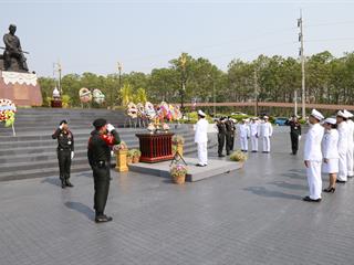 มหาวิทยาลัยพะเยา,นำโดย,ศาสตราจารย์พิเศษ,ดร.มณฑล,สงวนเสริมศรี,อธิการบดีมหาวิทยาลัยพะเยา,พร้อมด้วยคณะผู้บริหาร,คณาจารย์,เจ้าหน้าที่,,เข้าร่วมพิธีวางพวงมาลาถวายราชสักการะ,วันคล้ายวันสวรรคตสมเด็จพระนเรศวรมหาราช,ประจำปี,2561,