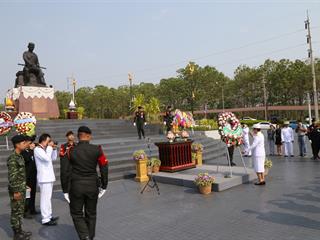 มหาวิทยาลัยพะเยา,นำโดย,ศาสตราจารย์พิเศษ,ดร.มณฑล,สงวนเสริมศรี,อธิการบดีมหาวิทยาลัยพะเยา,พร้อมด้วยคณะผู้บริหาร,คณาจารย์,เจ้าหน้าที่,,เข้าร่วมพิธีวางพวงมาลาถวายราชสักการะ,วันคล้ายวันสวรรคตสมเด็จพระนเรศวรมหาราช,ประจำปี,2561,