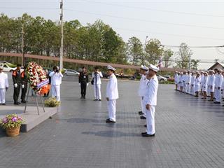 มหาวิทยาลัยพะเยา,นำโดย,ศาสตราจารย์พิเศษ,ดร.มณฑล,สงวนเสริมศรี,อธิการบดีมหาวิทยาลัยพะเยา,พร้อมด้วยคณะผู้บริหาร,คณาจารย์,เจ้าหน้าที่,,เข้าร่วมพิธีวางพวงมาลาถวายราชสักการะ,วันคล้ายวันสวรรคตสมเด็จพระนเรศวรมหาราช,ประจำปี,2561,