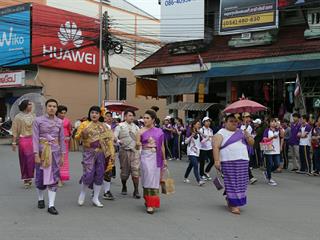 มหาวิทยาลัยพะเยา,จัดโครงการ,“ประเพณีแห่ผ้าห่มพระธาตุจอมทอง”,โดยความร่วมมือระหว่างคณะศิลปศาสตร์,คณะรัฐศาสตร์และสังคมศาสตร์และวิทยาลัยการศึกษา,มหาวิทยาลัยพะเยา,ร่วมกับจังหวัดพะเยา,เทศบาลเมืองพะเยา,สำนักงานวัฒนธรรมจังหวัดพะเยา,สํานักงานพระพุทธศาสนาจังหวัดพะเยา,และการท่องเที่ยวแห่งประเทศไทย,สำนักงานเชียงราย,