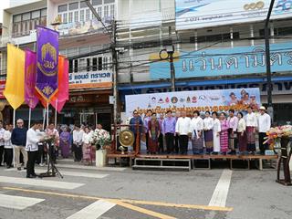 มหาวิทยาลัยพะเยา,จัดโครงการ,“ประเพณีแห่ผ้าห่มพระธาตุจอมทอง”,โดยความร่วมมือระหว่างคณะศิลปศาสตร์,คณะรัฐศาสตร์และสังคมศาสตร์และวิทยาลัยการศึกษา,มหาวิทยาลัยพะเยา,ร่วมกับจังหวัดพะเยา,เทศบาลเมืองพะเยา,สำนักงานวัฒนธรรมจังหวัดพะเยา,สํานักงานพระพุทธศาสนาจังหวัดพะเยา,และการท่องเที่ยวแห่งประเทศไทย,สำนักงานเชียงราย,