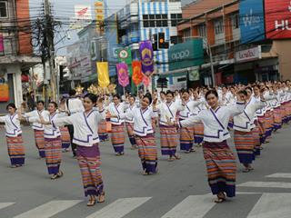 มหาวิทยาลัยพะเยา,จัดโครงการ,“ประเพณีแห่ผ้าห่มพระธาตุจอมทอง”,โดยความร่วมมือระหว่างคณะศิลปศาสตร์,คณะรัฐศาสตร์และสังคมศาสตร์และวิทยาลัยการศึกษา,มหาวิทยาลัยพะเยา,ร่วมกับจังหวัดพะเยา,เทศบาลเมืองพะเยา,สำนักงานวัฒนธรรมจังหวัดพะเยา,สํานักงานพระพุทธศาสนาจังหวัดพะเยา,และการท่องเที่ยวแห่งประเทศไทย,สำนักงานเชียงราย,