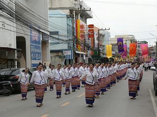 มหาวิทยาลัยพะเยา,จัดโครงการ,“ประเพณีแห่ผ้าห่มพระธาตุจอมทอง”,โดยความร่วมมือระหว่างคณะศิลปศาสตร์,คณะรัฐศาสตร์และสังคมศาสตร์และวิทยาลัยการศึกษา,มหาวิทยาลัยพะเยา,ร่วมกับจังหวัดพะเยา,เทศบาลเมืองพะเยา,สำนักงานวัฒนธรรมจังหวัดพะเยา,สํานักงานพระพุทธศาสนาจังหวัดพะเยา,และการท่องเที่ยวแห่งประเทศไทย,สำนักงานเชียงราย,