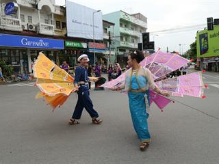มหาวิทยาลัยพะเยา,จัดโครงการ,“ประเพณีแห่ผ้าห่มพระธาตุจอมทอง”,โดยความร่วมมือระหว่างคณะศิลปศาสตร์,คณะรัฐศาสตร์และสังคมศาสตร์และวิทยาลัยการศึกษา,มหาวิทยาลัยพะเยา,ร่วมกับจังหวัดพะเยา,เทศบาลเมืองพะเยา,สำนักงานวัฒนธรรมจังหวัดพะเยา,สํานักงานพระพุทธศาสนาจังหวัดพะเยา,และการท่องเที่ยวแห่งประเทศไทย,สำนักงานเชียงราย,