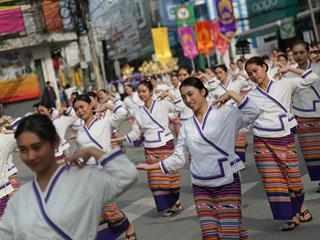 มหาวิทยาลัยพะเยา,จัดโครงการ,“ประเพณีแห่ผ้าห่มพระธาตุจอมทอง”,โดยความร่วมมือระหว่างคณะศิลปศาสตร์,คณะรัฐศาสตร์และสังคมศาสตร์และวิทยาลัยการศึกษา,มหาวิทยาลัยพะเยา,ร่วมกับจังหวัดพะเยา,เทศบาลเมืองพะเยา,สำนักงานวัฒนธรรมจังหวัดพะเยา,สํานักงานพระพุทธศาสนาจังหวัดพะเยา,และการท่องเที่ยวแห่งประเทศไทย,สำนักงานเชียงราย,