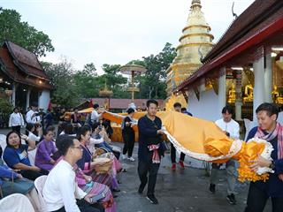 มหาวิทยาลัยพะเยา,จัดโครงการ,“ประเพณีแห่ผ้าห่มพระธาตุจอมทอง”,โดยความร่วมมือระหว่างคณะศิลปศาสตร์,คณะรัฐศาสตร์และสังคมศาสตร์และวิทยาลัยการศึกษา,มหาวิทยาลัยพะเยา,ร่วมกับจังหวัดพะเยา,เทศบาลเมืองพะเยา,สำนักงานวัฒนธรรมจังหวัดพะเยา,สํานักงานพระพุทธศาสนาจังหวัดพะเยา,และการท่องเที่ยวแห่งประเทศไทย,สำนักงานเชียงราย,
