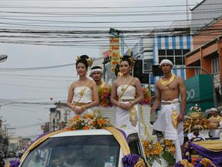 มหาวิทยาลัยพะเยา,จัดโครงการ,“ประเพณีแห่ผ้าห่มพระธาตุจอมทอง”,โดยความร่วมมือระหว่างคณะศิลปศาสตร์,คณะรัฐศาสตร์และสังคมศาสตร์และวิทยาลัยการศึกษา,มหาวิทยาลัยพะเยา,ร่วมกับจังหวัดพะเยา,เทศบาลเมืองพะเยา,สำนักงานวัฒนธรรมจังหวัดพะเยา,สํานักงานพระพุทธศาสนาจังหวัดพะเยา,และการท่องเที่ยวแห่งประเทศไทย,สำนักงานเชียงราย,