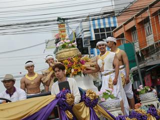 มหาวิทยาลัยพะเยา,จัดโครงการ,“ประเพณีแห่ผ้าห่มพระธาตุจอมทอง”,โดยความร่วมมือระหว่างคณะศิลปศาสตร์,คณะรัฐศาสตร์และสังคมศาสตร์และวิทยาลัยการศึกษา,มหาวิทยาลัยพะเยา,ร่วมกับจังหวัดพะเยา,เทศบาลเมืองพะเยา,สำนักงานวัฒนธรรมจังหวัดพะเยา,สํานักงานพระพุทธศาสนาจังหวัดพะเยา,และการท่องเที่ยวแห่งประเทศไทย,สำนักงานเชียงราย,