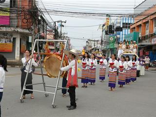 มหาวิทยาลัยพะเยา,จัดโครงการ,“ประเพณีแห่ผ้าห่มพระธาตุจอมทอง”,โดยความร่วมมือระหว่างคณะศิลปศาสตร์,คณะรัฐศาสตร์และสังคมศาสตร์และวิทยาลัยการศึกษา,มหาวิทยาลัยพะเยา,ร่วมกับจังหวัดพะเยา,เทศบาลเมืองพะเยา,สำนักงานวัฒนธรรมจังหวัดพะเยา,สํานักงานพระพุทธศาสนาจังหวัดพะเยา,และการท่องเที่ยวแห่งประเทศไทย,สำนักงานเชียงราย,