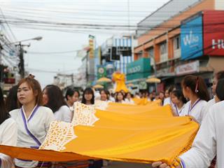มหาวิทยาลัยพะเยา,จัดโครงการ,“ประเพณีแห่ผ้าห่มพระธาตุจอมทอง”,โดยความร่วมมือระหว่างคณะศิลปศาสตร์,คณะรัฐศาสตร์และสังคมศาสตร์และวิทยาลัยการศึกษา,มหาวิทยาลัยพะเยา,ร่วมกับจังหวัดพะเยา,เทศบาลเมืองพะเยา,สำนักงานวัฒนธรรมจังหวัดพะเยา,สํานักงานพระพุทธศาสนาจังหวัดพะเยา,และการท่องเที่ยวแห่งประเทศไทย,สำนักงานเชียงราย,