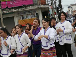มหาวิทยาลัยพะเยา,จัดโครงการ,“ประเพณีแห่ผ้าห่มพระธาตุจอมทอง”,โดยความร่วมมือระหว่างคณะศิลปศาสตร์,คณะรัฐศาสตร์และสังคมศาสตร์และวิทยาลัยการศึกษา,มหาวิทยาลัยพะเยา,ร่วมกับจังหวัดพะเยา,เทศบาลเมืองพะเยา,สำนักงานวัฒนธรรมจังหวัดพะเยา,สํานักงานพระพุทธศาสนาจังหวัดพะเยา,และการท่องเที่ยวแห่งประเทศไทย,สำนักงานเชียงราย,