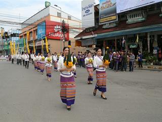 มหาวิทยาลัยพะเยา,จัดโครงการ,“ประเพณีแห่ผ้าห่มพระธาตุจอมทอง”,โดยความร่วมมือระหว่างคณะศิลปศาสตร์,คณะรัฐศาสตร์และสังคมศาสตร์และวิทยาลัยการศึกษา,มหาวิทยาลัยพะเยา,ร่วมกับจังหวัดพะเยา,เทศบาลเมืองพะเยา,สำนักงานวัฒนธรรมจังหวัดพะเยา,สํานักงานพระพุทธศาสนาจังหวัดพะเยา,และการท่องเที่ยวแห่งประเทศไทย,สำนักงานเชียงราย,