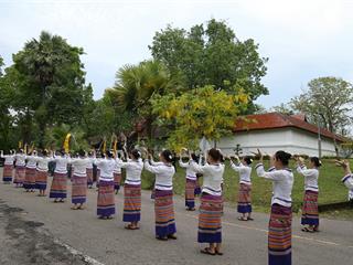 มหาวิทยาลัยพะเยา,จัดโครงการ,“ประเพณีแห่ผ้าห่มพระธาตุจอมทอง”,โดยความร่วมมือระหว่างคณะศิลปศาสตร์,คณะรัฐศาสตร์และสังคมศาสตร์และวิทยาลัยการศึกษา,มหาวิทยาลัยพะเยา,ร่วมกับจังหวัดพะเยา,เทศบาลเมืองพะเยา,สำนักงานวัฒนธรรมจังหวัดพะเยา,สํานักงานพระพุทธศาสนาจังหวัดพะเยา,และการท่องเที่ยวแห่งประเทศไทย,สำนักงานเชียงราย,