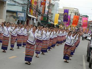 มหาวิทยาลัยพะเยา,จัดโครงการ,“ประเพณีแห่ผ้าห่มพระธาตุจอมทอง”,โดยความร่วมมือระหว่างคณะศิลปศาสตร์,คณะรัฐศาสตร์และสังคมศาสตร์และวิทยาลัยการศึกษา,มหาวิทยาลัยพะเยา,ร่วมกับจังหวัดพะเยา,เทศบาลเมืองพะเยา,สำนักงานวัฒนธรรมจังหวัดพะเยา,สํานักงานพระพุทธศาสนาจังหวัดพะเยา,และการท่องเที่ยวแห่งประเทศไทย,สำนักงานเชียงราย,