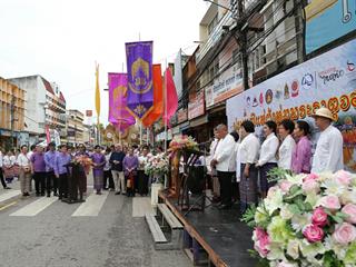 มหาวิทยาลัยพะเยา,จัดโครงการ,“ประเพณีแห่ผ้าห่มพระธาตุจอมทอง”,โดยความร่วมมือระหว่างคณะศิลปศาสตร์,คณะรัฐศาสตร์และสังคมศาสตร์และวิทยาลัยการศึกษา,มหาวิทยาลัยพะเยา,ร่วมกับจังหวัดพะเยา,เทศบาลเมืองพะเยา,สำนักงานวัฒนธรรมจังหวัดพะเยา,สํานักงานพระพุทธศาสนาจังหวัดพะเยา,และการท่องเที่ยวแห่งประเทศไทย,สำนักงานเชียงราย,