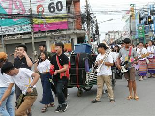 มหาวิทยาลัยพะเยา,จัดโครงการ,“ประเพณีแห่ผ้าห่มพระธาตุจอมทอง”,โดยความร่วมมือระหว่างคณะศิลปศาสตร์,คณะรัฐศาสตร์และสังคมศาสตร์และวิทยาลัยการศึกษา,มหาวิทยาลัยพะเยา,ร่วมกับจังหวัดพะเยา,เทศบาลเมืองพะเยา,สำนักงานวัฒนธรรมจังหวัดพะเยา,สํานักงานพระพุทธศาสนาจังหวัดพะเยา,และการท่องเที่ยวแห่งประเทศไทย,สำนักงานเชียงราย,