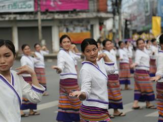 มหาวิทยาลัยพะเยา,จัดโครงการ,“ประเพณีแห่ผ้าห่มพระธาตุจอมทอง”,โดยความร่วมมือระหว่างคณะศิลปศาสตร์,คณะรัฐศาสตร์และสังคมศาสตร์และวิทยาลัยการศึกษา,มหาวิทยาลัยพะเยา,ร่วมกับจังหวัดพะเยา,เทศบาลเมืองพะเยา,สำนักงานวัฒนธรรมจังหวัดพะเยา,สํานักงานพระพุทธศาสนาจังหวัดพะเยา,และการท่องเที่ยวแห่งประเทศไทย,สำนักงานเชียงราย,