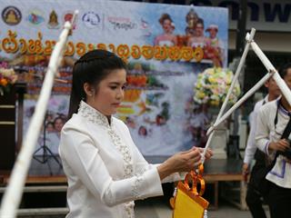 มหาวิทยาลัยพะเยา,จัดโครงการ,“ประเพณีแห่ผ้าห่มพระธาตุจอมทอง”,โดยความร่วมมือระหว่างคณะศิลปศาสตร์,คณะรัฐศาสตร์และสังคมศาสตร์และวิทยาลัยการศึกษา,มหาวิทยาลัยพะเยา,ร่วมกับจังหวัดพะเยา,เทศบาลเมืองพะเยา,สำนักงานวัฒนธรรมจังหวัดพะเยา,สํานักงานพระพุทธศาสนาจังหวัดพะเยา,และการท่องเที่ยวแห่งประเทศไทย,สำนักงานเชียงราย,