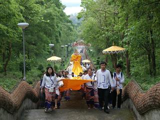 มหาวิทยาลัยพะเยา,จัดโครงการ,“ประเพณีแห่ผ้าห่มพระธาตุจอมทอง”,โดยความร่วมมือระหว่างคณะศิลปศาสตร์,คณะรัฐศาสตร์และสังคมศาสตร์และวิทยาลัยการศึกษา,มหาวิทยาลัยพะเยา,ร่วมกับจังหวัดพะเยา,เทศบาลเมืองพะเยา,สำนักงานวัฒนธรรมจังหวัดพะเยา,สํานักงานพระพุทธศาสนาจังหวัดพะเยา,และการท่องเที่ยวแห่งประเทศไทย,สำนักงานเชียงราย,
