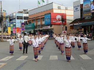 มหาวิทยาลัยพะเยา,จัดโครงการ,“ประเพณีแห่ผ้าห่มพระธาตุจอมทอง”,โดยความร่วมมือระหว่างคณะศิลปศาสตร์,คณะรัฐศาสตร์และสังคมศาสตร์และวิทยาลัยการศึกษา,มหาวิทยาลัยพะเยา,ร่วมกับจังหวัดพะเยา,เทศบาลเมืองพะเยา,สำนักงานวัฒนธรรมจังหวัดพะเยา,สํานักงานพระพุทธศาสนาจังหวัดพะเยา,และการท่องเที่ยวแห่งประเทศไทย,สำนักงานเชียงราย,