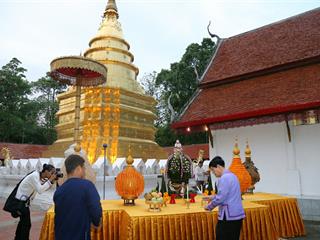 มหาวิทยาลัยพะเยา,จัดโครงการ,“ประเพณีแห่ผ้าห่มพระธาตุจอมทอง”,โดยความร่วมมือระหว่างคณะศิลปศาสตร์,คณะรัฐศาสตร์และสังคมศาสตร์และวิทยาลัยการศึกษา,มหาวิทยาลัยพะเยา,ร่วมกับจังหวัดพะเยา,เทศบาลเมืองพะเยา,สำนักงานวัฒนธรรมจังหวัดพะเยา,สํานักงานพระพุทธศาสนาจังหวัดพะเยา,และการท่องเที่ยวแห่งประเทศไทย,สำนักงานเชียงราย,
