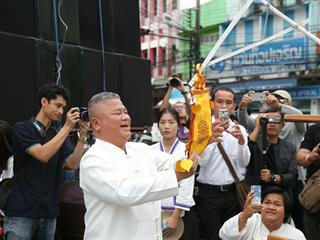 มหาวิทยาลัยพะเยา,จัดโครงการ,“ประเพณีแห่ผ้าห่มพระธาตุจอมทอง”,โดยความร่วมมือระหว่างคณะศิลปศาสตร์,คณะรัฐศาสตร์และสังคมศาสตร์และวิทยาลัยการศึกษา,มหาวิทยาลัยพะเยา,ร่วมกับจังหวัดพะเยา,เทศบาลเมืองพะเยา,สำนักงานวัฒนธรรมจังหวัดพะเยา,สํานักงานพระพุทธศาสนาจังหวัดพะเยา,และการท่องเที่ยวแห่งประเทศไทย,สำนักงานเชียงราย,