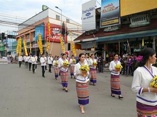 มหาวิทยาลัยพะเยา,จัดโครงการ,“ประเพณีแห่ผ้าห่มพระธาตุจอมทอง”,โดยความร่วมมือระหว่างคณะศิลปศาสตร์,คณะรัฐศาสตร์และสังคมศาสตร์และวิทยาลัยการศึกษา,มหาวิทยาลัยพะเยา,ร่วมกับจังหวัดพะเยา,เทศบาลเมืองพะเยา,สำนักงานวัฒนธรรมจังหวัดพะเยา,สํานักงานพระพุทธศาสนาจังหวัดพะเยา,และการท่องเที่ยวแห่งประเทศไทย,สำนักงานเชียงราย,