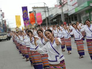 มหาวิทยาลัยพะเยา,จัดโครงการ,“ประเพณีแห่ผ้าห่มพระธาตุจอมทอง”,โดยความร่วมมือระหว่างคณะศิลปศาสตร์,คณะรัฐศาสตร์และสังคมศาสตร์และวิทยาลัยการศึกษา,มหาวิทยาลัยพะเยา,ร่วมกับจังหวัดพะเยา,เทศบาลเมืองพะเยา,สำนักงานวัฒนธรรมจังหวัดพะเยา,สํานักงานพระพุทธศาสนาจังหวัดพะเยา,และการท่องเที่ยวแห่งประเทศไทย,สำนักงานเชียงราย,
