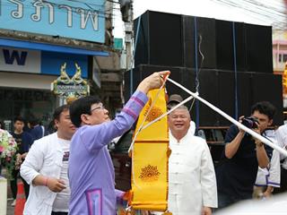 มหาวิทยาลัยพะเยา,จัดโครงการ,“ประเพณีแห่ผ้าห่มพระธาตุจอมทอง”,โดยความร่วมมือระหว่างคณะศิลปศาสตร์,คณะรัฐศาสตร์และสังคมศาสตร์และวิทยาลัยการศึกษา,มหาวิทยาลัยพะเยา,ร่วมกับจังหวัดพะเยา,เทศบาลเมืองพะเยา,สำนักงานวัฒนธรรมจังหวัดพะเยา,สํานักงานพระพุทธศาสนาจังหวัดพะเยา,และการท่องเที่ยวแห่งประเทศไทย,สำนักงานเชียงราย,