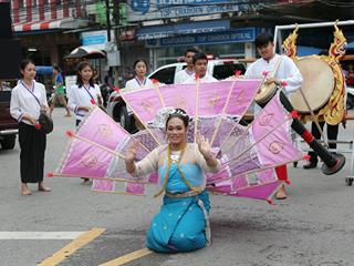 มหาวิทยาลัยพะเยา,จัดโครงการ,“ประเพณีแห่ผ้าห่มพระธาตุจอมทอง”,โดยความร่วมมือระหว่างคณะศิลปศาสตร์,คณะรัฐศาสตร์และสังคมศาสตร์และวิทยาลัยการศึกษา,มหาวิทยาลัยพะเยา,ร่วมกับจังหวัดพะเยา,เทศบาลเมืองพะเยา,สำนักงานวัฒนธรรมจังหวัดพะเยา,สํานักงานพระพุทธศาสนาจังหวัดพะเยา,และการท่องเที่ยวแห่งประเทศไทย,สำนักงานเชียงราย,