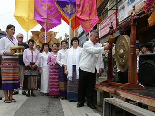 มหาวิทยาลัยพะเยา,จัดโครงการ,“ประเพณีแห่ผ้าห่มพระธาตุจอมทอง”,โดยความร่วมมือระหว่างคณะศิลปศาสตร์,คณะรัฐศาสตร์และสังคมศาสตร์และวิทยาลัยการศึกษา,มหาวิทยาลัยพะเยา,ร่วมกับจังหวัดพะเยา,เทศบาลเมืองพะเยา,สำนักงานวัฒนธรรมจังหวัดพะเยา,สํานักงานพระพุทธศาสนาจังหวัดพะเยา,และการท่องเที่ยวแห่งประเทศไทย,สำนักงานเชียงราย,