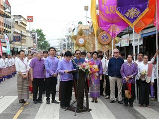 มหาวิทยาลัยพะเยา,จัดโครงการ,“ประเพณีแห่ผ้าห่มพระธาตุจอมทอง”,โดยความร่วมมือระหว่างคณะศิลปศาสตร์,คณะรัฐศาสตร์และสังคมศาสตร์และวิทยาลัยการศึกษา,มหาวิทยาลัยพะเยา,ร่วมกับจังหวัดพะเยา,เทศบาลเมืองพะเยา,สำนักงานวัฒนธรรมจังหวัดพะเยา,สํานักงานพระพุทธศาสนาจังหวัดพะเยา,และการท่องเที่ยวแห่งประเทศไทย,สำนักงานเชียงราย,