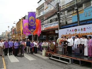 มหาวิทยาลัยพะเยา,จัดโครงการ,“ประเพณีแห่ผ้าห่มพระธาตุจอมทอง”,โดยความร่วมมือระหว่างคณะศิลปศาสตร์,คณะรัฐศาสตร์และสังคมศาสตร์และวิทยาลัยการศึกษา,มหาวิทยาลัยพะเยา,ร่วมกับจังหวัดพะเยา,เทศบาลเมืองพะเยา,สำนักงานวัฒนธรรมจังหวัดพะเยา,สํานักงานพระพุทธศาสนาจังหวัดพะเยา,และการท่องเที่ยวแห่งประเทศไทย,สำนักงานเชียงราย,
