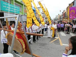 มหาวิทยาลัยพะเยา,จัดโครงการ,“ประเพณีแห่ผ้าห่มพระธาตุจอมทอง”,โดยความร่วมมือระหว่างคณะศิลปศาสตร์,คณะรัฐศาสตร์และสังคมศาสตร์และวิทยาลัยการศึกษา,มหาวิทยาลัยพะเยา,ร่วมกับจังหวัดพะเยา,เทศบาลเมืองพะเยา,สำนักงานวัฒนธรรมจังหวัดพะเยา,สํานักงานพระพุทธศาสนาจังหวัดพะเยา,และการท่องเที่ยวแห่งประเทศไทย,สำนักงานเชียงราย,