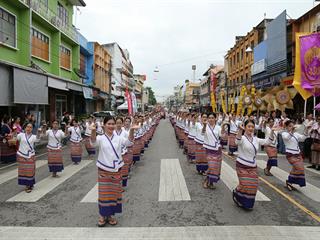มหาวิทยาลัยพะเยา,จัดโครงการ,“ประเพณีแห่ผ้าห่มพระธาตุจอมทอง”,โดยความร่วมมือระหว่างคณะศิลปศาสตร์,คณะรัฐศาสตร์และสังคมศาสตร์และวิทยาลัยการศึกษา,มหาวิทยาลัยพะเยา,ร่วมกับจังหวัดพะเยา,เทศบาลเมืองพะเยา,สำนักงานวัฒนธรรมจังหวัดพะเยา,สํานักงานพระพุทธศาสนาจังหวัดพะเยา,และการท่องเที่ยวแห่งประเทศไทย,สำนักงานเชียงราย,