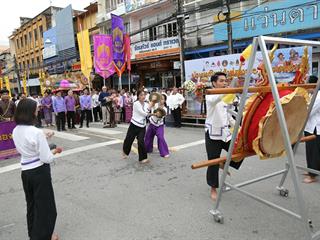 มหาวิทยาลัยพะเยา,จัดโครงการ,“ประเพณีแห่ผ้าห่มพระธาตุจอมทอง”,โดยความร่วมมือระหว่างคณะศิลปศาสตร์,คณะรัฐศาสตร์และสังคมศาสตร์และวิทยาลัยการศึกษา,มหาวิทยาลัยพะเยา,ร่วมกับจังหวัดพะเยา,เทศบาลเมืองพะเยา,สำนักงานวัฒนธรรมจังหวัดพะเยา,สํานักงานพระพุทธศาสนาจังหวัดพะเยา,และการท่องเที่ยวแห่งประเทศไทย,สำนักงานเชียงราย,