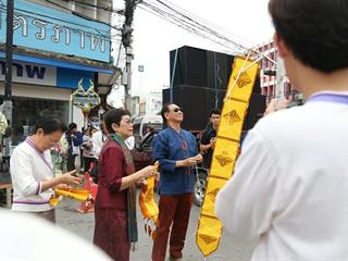 มหาวิทยาลัยพะเยา,จัดโครงการ,“ประเพณีแห่ผ้าห่มพระธาตุจอมทอง”,โดยความร่วมมือระหว่างคณะศิลปศาสตร์,คณะรัฐศาสตร์และสังคมศาสตร์และวิทยาลัยการศึกษา,มหาวิทยาลัยพะเยา,ร่วมกับจังหวัดพะเยา,เทศบาลเมืองพะเยา,สำนักงานวัฒนธรรมจังหวัดพะเยา,สํานักงานพระพุทธศาสนาจังหวัดพะเยา,และการท่องเที่ยวแห่งประเทศไทย,สำนักงานเชียงราย,