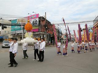 มหาวิทยาลัยพะเยา,จัดโครงการ,“ประเพณีแห่ผ้าห่มพระธาตุจอมทอง”,โดยความร่วมมือระหว่างคณะศิลปศาสตร์,คณะรัฐศาสตร์และสังคมศาสตร์และวิทยาลัยการศึกษา,มหาวิทยาลัยพะเยา,ร่วมกับจังหวัดพะเยา,เทศบาลเมืองพะเยา,สำนักงานวัฒนธรรมจังหวัดพะเยา,สํานักงานพระพุทธศาสนาจังหวัดพะเยา,และการท่องเที่ยวแห่งประเทศไทย,สำนักงานเชียงราย,