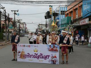 มหาวิทยาลัยพะเยา,จัดโครงการ,“ประเพณีแห่ผ้าห่มพระธาตุจอมทอง”,โดยความร่วมมือระหว่างคณะศิลปศาสตร์,คณะรัฐศาสตร์และสังคมศาสตร์และวิทยาลัยการศึกษา,มหาวิทยาลัยพะเยา,ร่วมกับจังหวัดพะเยา,เทศบาลเมืองพะเยา,สำนักงานวัฒนธรรมจังหวัดพะเยา,สํานักงานพระพุทธศาสนาจังหวัดพะเยา,และการท่องเที่ยวแห่งประเทศไทย,สำนักงานเชียงราย,