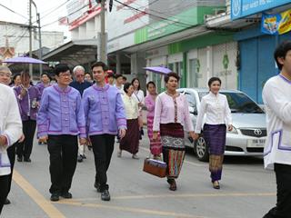 มหาวิทยาลัยพะเยา,จัดโครงการ,“ประเพณีแห่ผ้าห่มพระธาตุจอมทอง”,โดยความร่วมมือระหว่างคณะศิลปศาสตร์,คณะรัฐศาสตร์และสังคมศาสตร์และวิทยาลัยการศึกษา,มหาวิทยาลัยพะเยา,ร่วมกับจังหวัดพะเยา,เทศบาลเมืองพะเยา,สำนักงานวัฒนธรรมจังหวัดพะเยา,สํานักงานพระพุทธศาสนาจังหวัดพะเยา,และการท่องเที่ยวแห่งประเทศไทย,สำนักงานเชียงราย,
