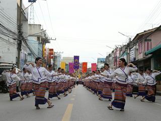 มหาวิทยาลัยพะเยา,จัดโครงการ,“ประเพณีแห่ผ้าห่มพระธาตุจอมทอง”,โดยความร่วมมือระหว่างคณะศิลปศาสตร์,คณะรัฐศาสตร์และสังคมศาสตร์และวิทยาลัยการศึกษา,มหาวิทยาลัยพะเยา,ร่วมกับจังหวัดพะเยา,เทศบาลเมืองพะเยา,สำนักงานวัฒนธรรมจังหวัดพะเยา,สํานักงานพระพุทธศาสนาจังหวัดพะเยา,และการท่องเที่ยวแห่งประเทศไทย,สำนักงานเชียงราย,