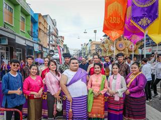 คณะรัฐศาสตร์และสังคมศาสตร์,มหาวิทยาลัยพะเยา,ร่วมโครงการ,“ประเพณีแห่ผ้าห่มพระธาตุจอมทอง”,ครั้งที่,3,โดยความร่วมมือระหว่างคณะศิลปศาสตร์,คณะรัฐศาสตร์และสังคมศาสตร์,และวิทยาลัยการศึกษา,มหาวิทยาลัยพะเยา,ร่วมกับจังหวัดพะเยา,เทศบาลเมืองพะเยา,สำนักงานวัฒนธรรมจังหวัดพะเยา,สํานักงานพระพุทธศาสนาจังหวัดพะเยา,และการท่องเที่ยวแห่งประเทศไทย,สำนักงานเชียงราย