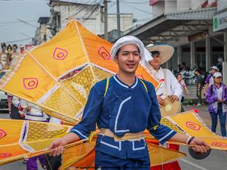 คณะรัฐศาสตร์และสังคมศาสตร์,มหาวิทยาลัยพะเยา,ร่วมโครงการ,“ประเพณีแห่ผ้าห่มพระธาตุจอมทอง”,ครั้งที่,3,โดยความร่วมมือระหว่างคณะศิลปศาสตร์,คณะรัฐศาสตร์และสังคมศาสตร์,และวิทยาลัยการศึกษา,มหาวิทยาลัยพะเยา,ร่วมกับจังหวัดพะเยา,เทศบาลเมืองพะเยา,สำนักงานวัฒนธรรมจังหวัดพะเยา,สํานักงานพระพุทธศาสนาจังหวัดพะเยา,และการท่องเที่ยวแห่งประเทศไทย,สำนักงานเชียงราย