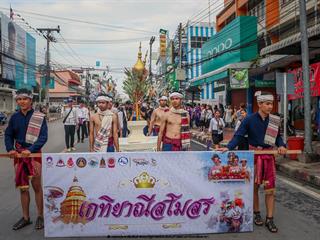 คณะรัฐศาสตร์และสังคมศาสตร์,มหาวิทยาลัยพะเยา,ร่วมโครงการ,“ประเพณีแห่ผ้าห่มพระธาตุจอมทอง”,ครั้งที่,3,โดยความร่วมมือระหว่างคณะศิลปศาสตร์,คณะรัฐศาสตร์และสังคมศาสตร์,และวิทยาลัยการศึกษา,มหาวิทยาลัยพะเยา,ร่วมกับจังหวัดพะเยา,เทศบาลเมืองพะเยา,สำนักงานวัฒนธรรมจังหวัดพะเยา,สํานักงานพระพุทธศาสนาจังหวัดพะเยา,และการท่องเที่ยวแห่งประเทศไทย,สำนักงานเชียงราย