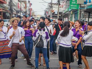 คณะรัฐศาสตร์และสังคมศาสตร์,มหาวิทยาลัยพะเยา,ร่วมโครงการ,“ประเพณีแห่ผ้าห่มพระธาตุจอมทอง”,ครั้งที่,3,โดยความร่วมมือระหว่างคณะศิลปศาสตร์,คณะรัฐศาสตร์และสังคมศาสตร์,และวิทยาลัยการศึกษา,มหาวิทยาลัยพะเยา,ร่วมกับจังหวัดพะเยา,เทศบาลเมืองพะเยา,สำนักงานวัฒนธรรมจังหวัดพะเยา,สํานักงานพระพุทธศาสนาจังหวัดพะเยา,และการท่องเที่ยวแห่งประเทศไทย,สำนักงานเชียงราย