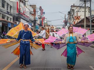 คณะรัฐศาสตร์และสังคมศาสตร์,มหาวิทยาลัยพะเยา,ร่วมโครงการ,“ประเพณีแห่ผ้าห่มพระธาตุจอมทอง”,ครั้งที่,3,โดยความร่วมมือระหว่างคณะศิลปศาสตร์,คณะรัฐศาสตร์และสังคมศาสตร์,และวิทยาลัยการศึกษา,มหาวิทยาลัยพะเยา,ร่วมกับจังหวัดพะเยา,เทศบาลเมืองพะเยา,สำนักงานวัฒนธรรมจังหวัดพะเยา,สํานักงานพระพุทธศาสนาจังหวัดพะเยา,และการท่องเที่ยวแห่งประเทศไทย,สำนักงานเชียงราย