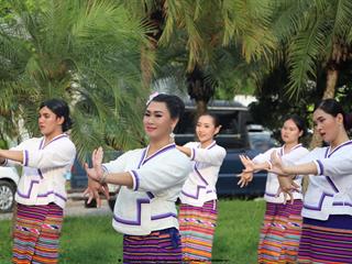 คณะรัฐศาสตร์และสังคมศาสตร์,มหาวิทยาลัยพะเยา,ร่วมโครงการ,“ประเพณีแห่ผ้าห่มพระธาตุจอมทอง”,ครั้งที่,3,โดยความร่วมมือระหว่างคณะศิลปศาสตร์,คณะรัฐศาสตร์และสังคมศาสตร์,และวิทยาลัยการศึกษา,มหาวิทยาลัยพะเยา,ร่วมกับจังหวัดพะเยา,เทศบาลเมืองพะเยา,สำนักงานวัฒนธรรมจังหวัดพะเยา,สํานักงานพระพุทธศาสนาจังหวัดพะเยา,และการท่องเที่ยวแห่งประเทศไทย,สำนักงานเชียงราย