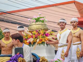 คณะรัฐศาสตร์และสังคมศาสตร์,มหาวิทยาลัยพะเยา,ร่วมโครงการ,“ประเพณีแห่ผ้าห่มพระธาตุจอมทอง”,ครั้งที่,3,โดยความร่วมมือระหว่างคณะศิลปศาสตร์,คณะรัฐศาสตร์และสังคมศาสตร์,และวิทยาลัยการศึกษา,มหาวิทยาลัยพะเยา,ร่วมกับจังหวัดพะเยา,เทศบาลเมืองพะเยา,สำนักงานวัฒนธรรมจังหวัดพะเยา,สํานักงานพระพุทธศาสนาจังหวัดพะเยา,และการท่องเที่ยวแห่งประเทศไทย,สำนักงานเชียงราย