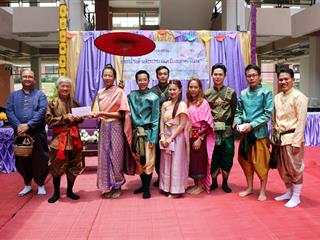 คณะวิทยาศาสตร์การแพทย์จัดงานรดน้ำดำหัว,ร่วมสวมชุดไทยและชุดพื้นเมือง,สืบสานประเพณีอันดีงาม